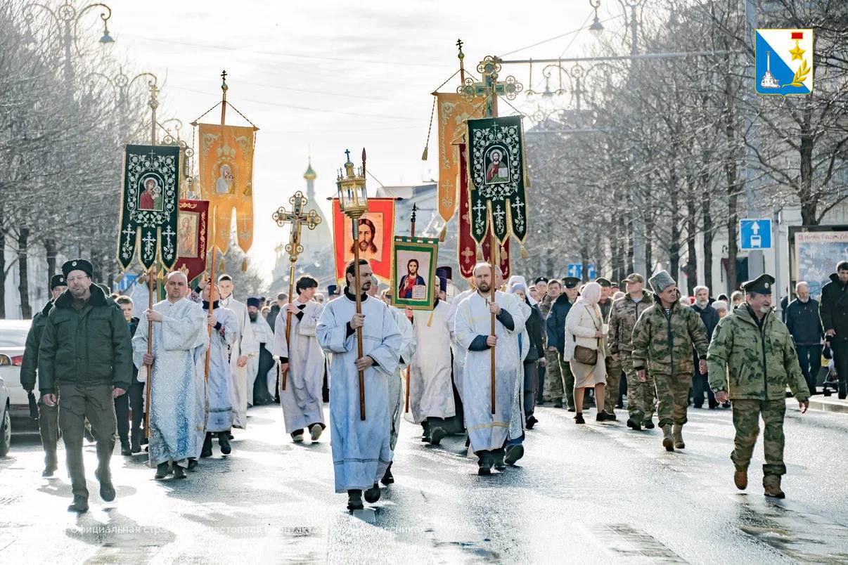 Сотни верующих и духовенство сегодня в честь Рождества Христова прошли традиционным крестным ходом по центру города Сотни верующих и духовенство сегодня в честь Рождества Христова прошли традиционным крестным ходом по центру города