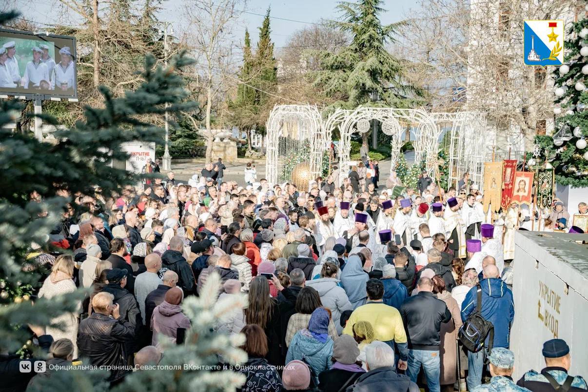Сотни верующих и духовенство сегодня в честь Рождества Христова прошли традиционным крестным ходом по центру города Сотни верующих и духовенство сегодня в честь Рождества Христова прошли традиционным крестным ходом по центру города