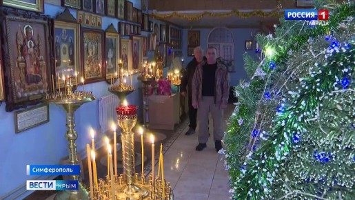 Праздничные богослужения с литургией и молебнами прошли сегодня во всех храмах Крыма