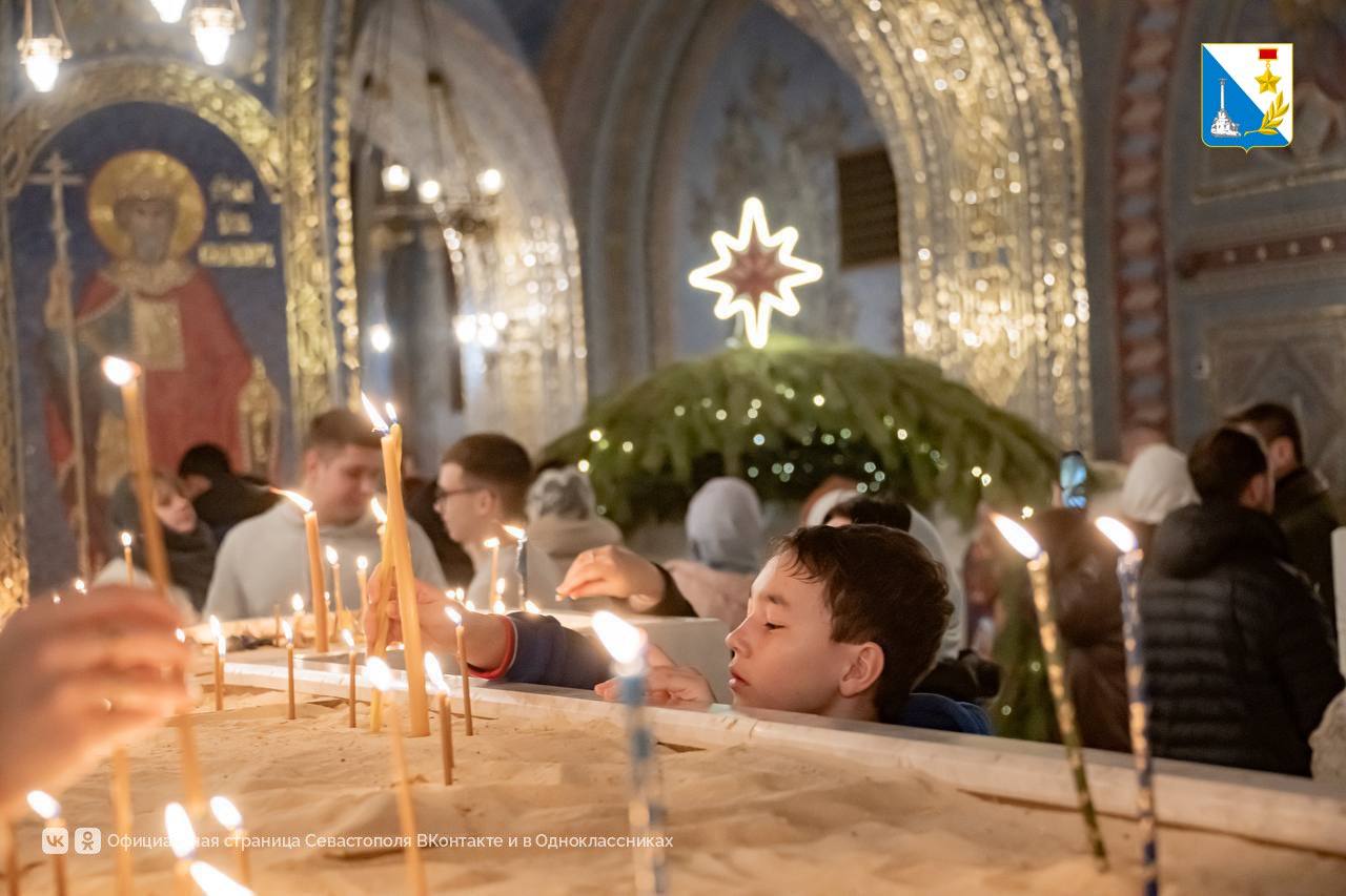 В Рождественскую ночь сотни верующих собрались в Свято-Владимирском соборе Херсонесского монастыря на всенощное бдение и Божественную литургию В Рождественскую ночь сотни верующих собрались в Свято-Владимирском соборе Херсонесского монастыря на всенощное бдение и Божественную литургию
