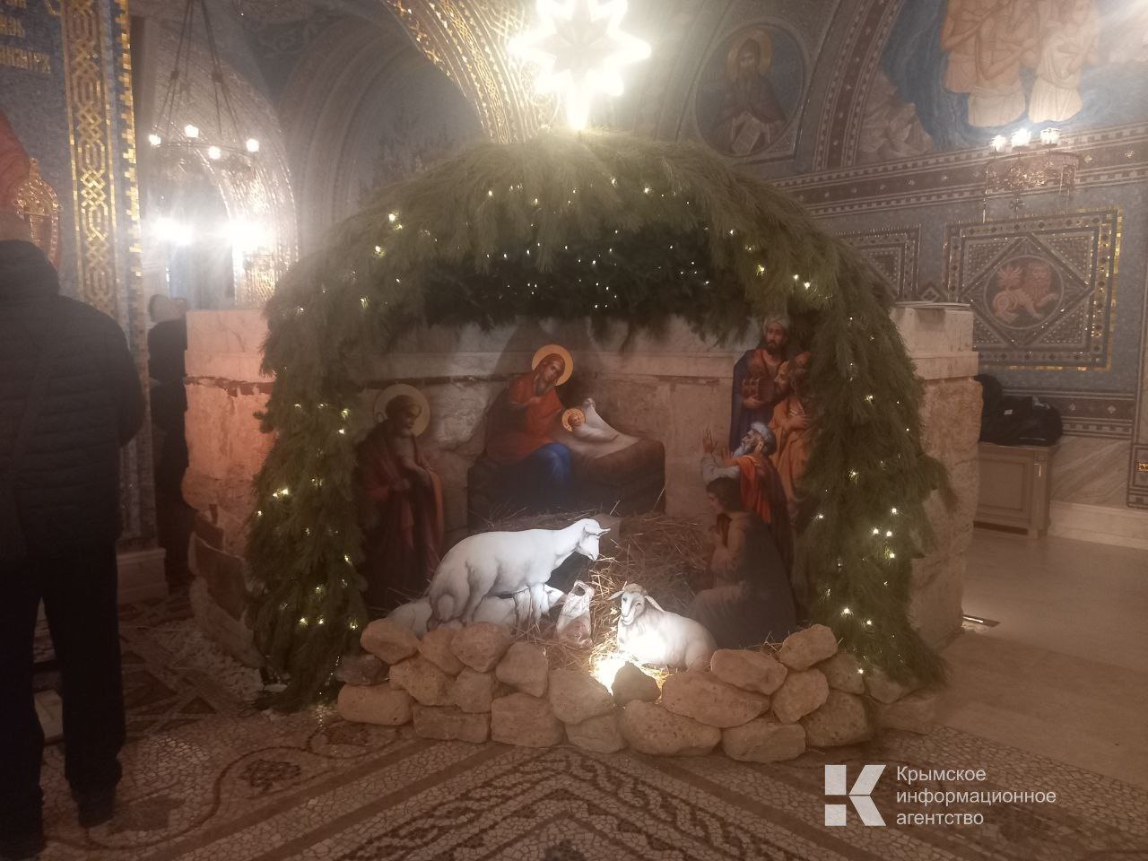 Сотни жителей и гостей Крымского полуострова встречают Рождество Христово в Херсонесе Сотни жителей и гостей Крымского полуострова встречают Рождество Христово в Херсонесе