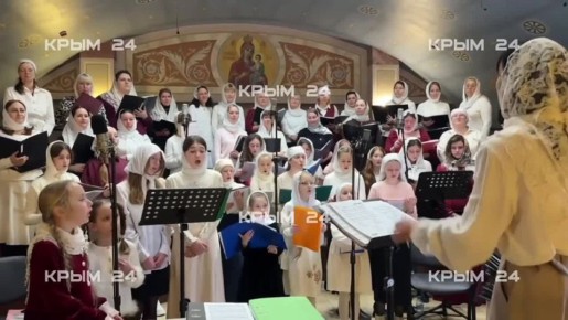 В кафедральном соборе Александра Невского в Симферополе литургию в честь Рождества Христова завершают колядками