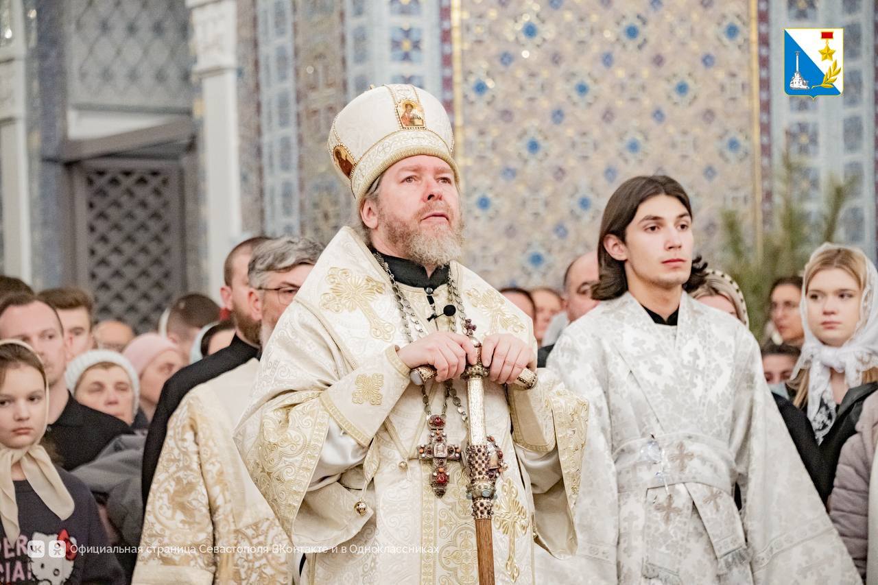 В Рождественскую ночь сотни верующих собрались в Свято-Владимирском соборе Херсонесского монастыря на всенощное бдение и Божественную литургию В Рождественскую ночь сотни верующих собрались в Свято-Владимирском соборе Херсонесского монастыря на всенощное бдение и Божественную литургию