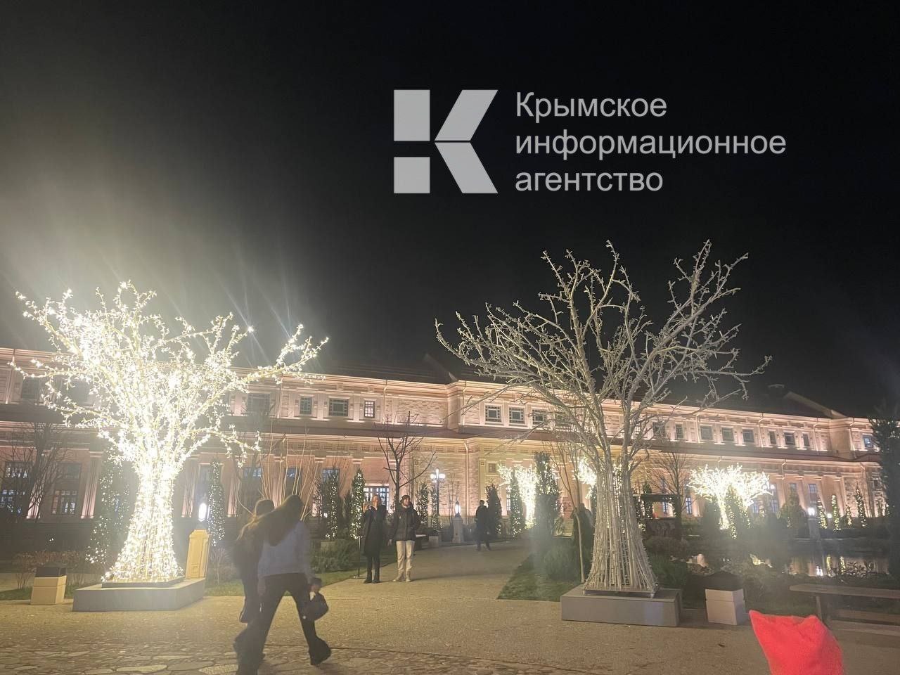 Сотни жителей и гостей Крымского полуострова встречают Рождество Христово в Херсонесе Сотни жителей и гостей Крымского полуострова встречают Рождество Христово в Херсонесе