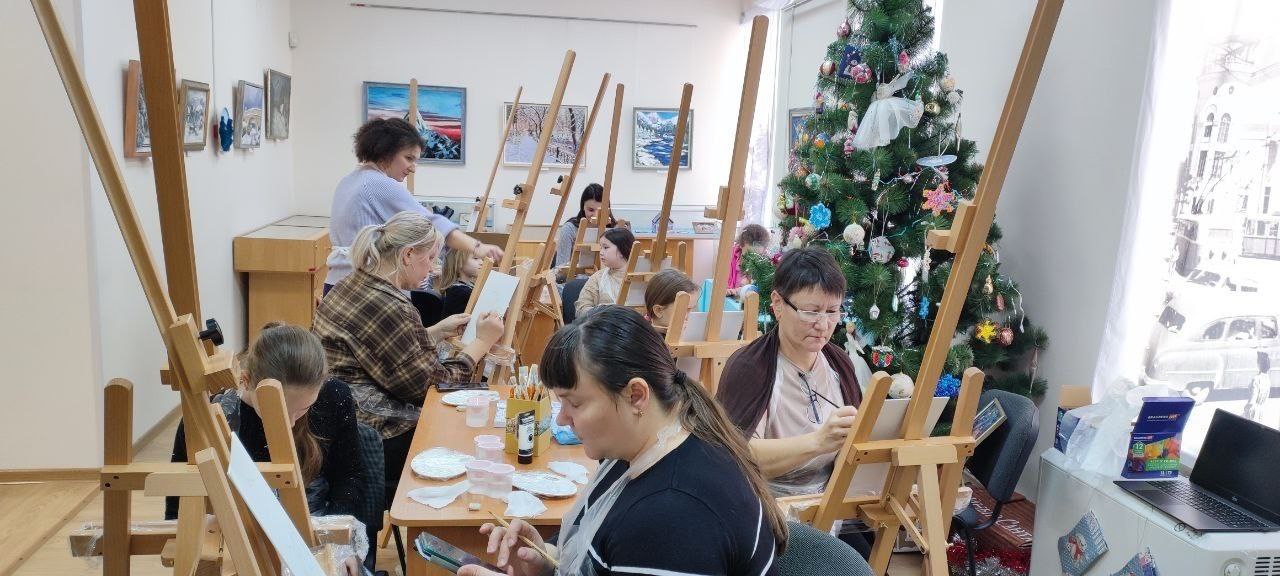 В Музее истории города Симферополя прошел мастер-класс по живописи акрилом «Новогодний натюрморт», который провела крымская художница Ирина Фомичева В Музее истории города Симферополя прошел мастер-класс по живописи акрилом «Новогодний натюрморт», который провела крымская художница Ирина Фомичева