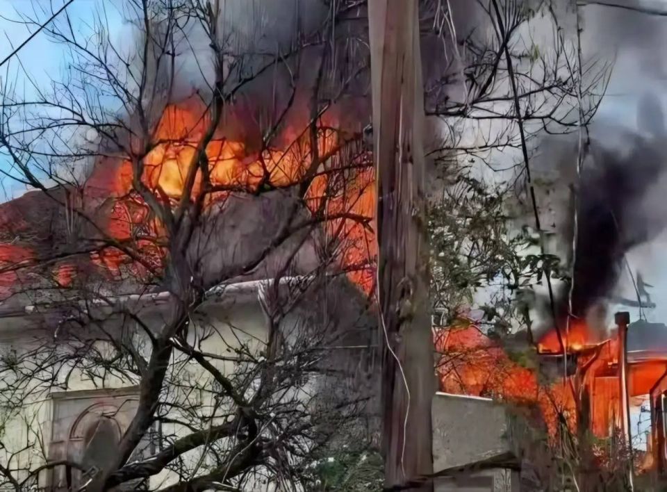 В Симферополе росгвардейцы помогли экстренным службам эвакуировать жильцов из загоревшегося дома В Симферополе росгвардейцы помогли экстренным службам эвакуировать жильцов из загоревшегося дома