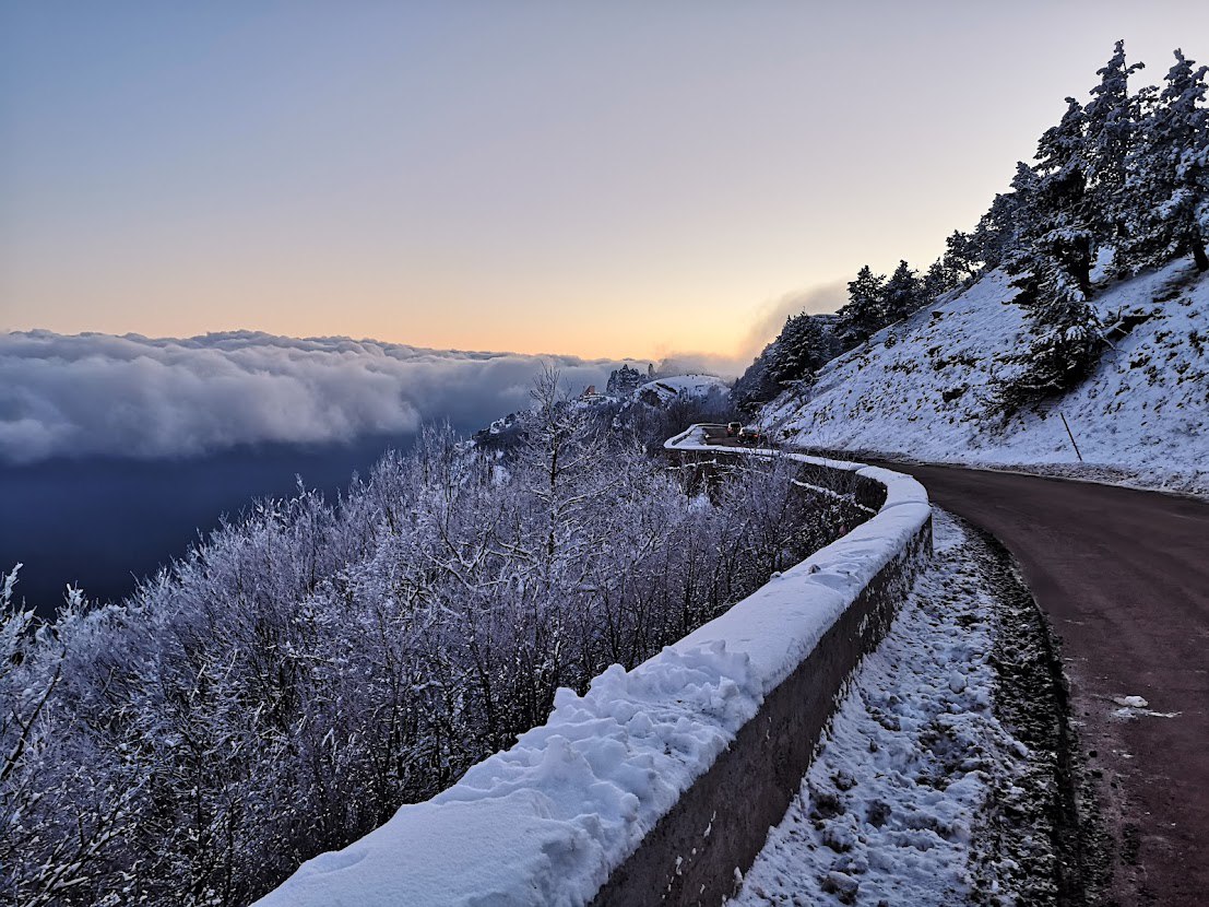 Дорогу на Ай-Петри временно закрыли из-за непогоды