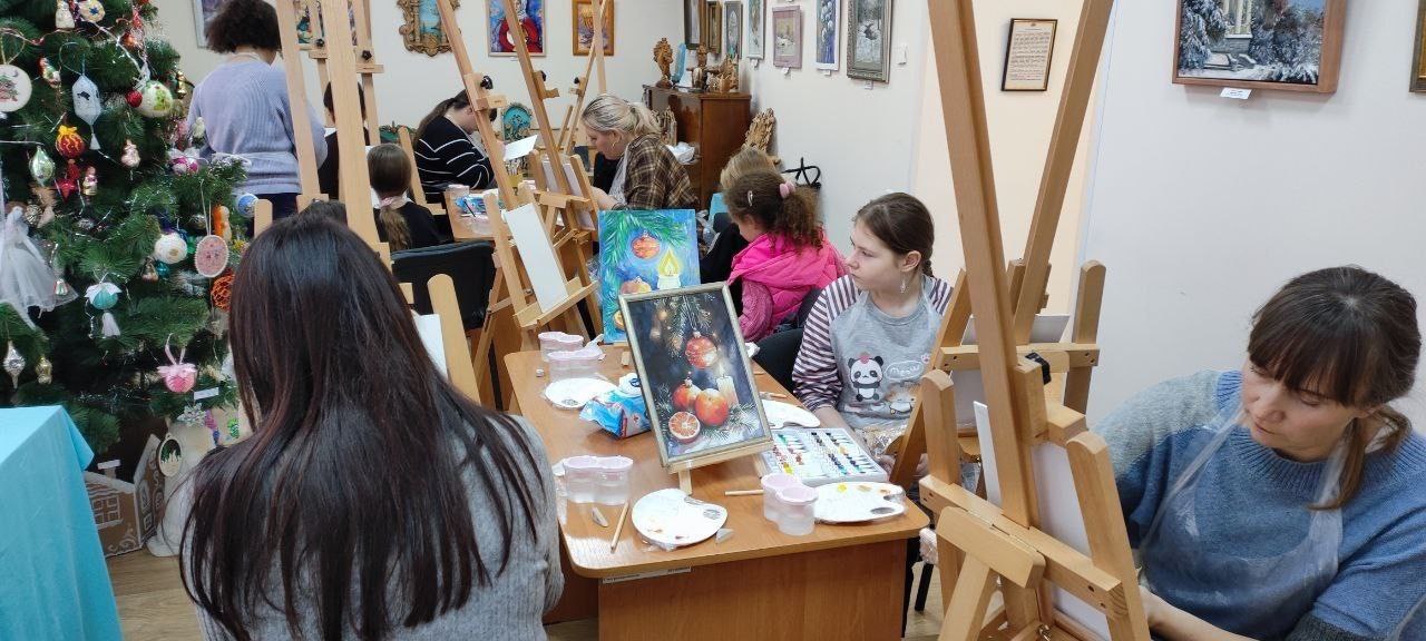 В Музее истории города Симферополя прошел мастер-класс по живописи акрилом «Новогодний натюрморт», который провела крымская художница Ирина Фомичева В Музее истории города Симферополя прошел мастер-класс по живописи акрилом «Новогодний натюрморт», который провела крымская художница Ирина Фомичева
