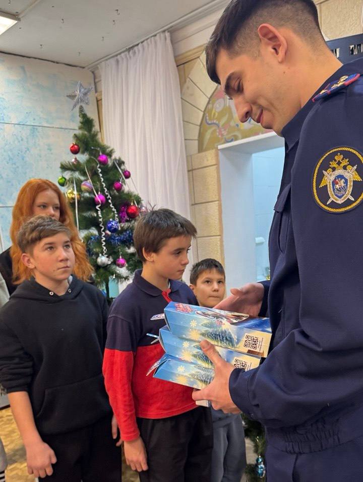 Офицеры Крыма и Севастополя продолжают поздравлять воспитанников подшефных детских учреждений и ребят из многодетных семей с Новым годом и Рождеством Офицеры Крыма и Севастополя продолжают поздравлять воспитанников подшефных детских учреждений и ребят из многодетных семей с Новым годом и Рождеством