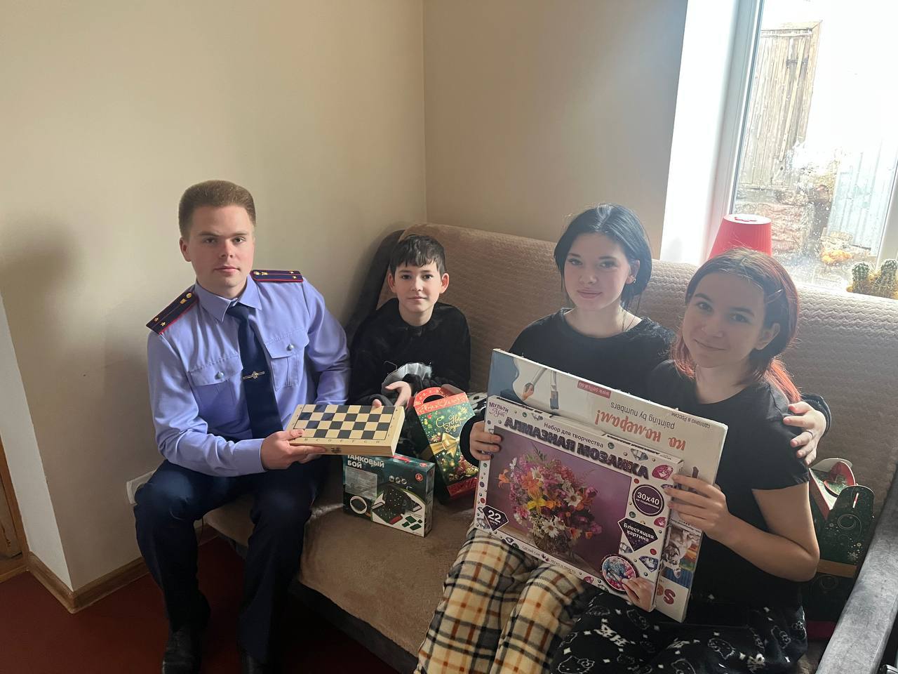 Офицеры Крыма и Севастополя продолжают поздравлять воспитанников подшефных детских учреждений и ребят из многодетных семей с Новым годом и Рождеством Офицеры Крыма и Севастополя продолжают поздравлять воспитанников подшефных детских учреждений и ребят из многодетных семей с Новым годом и Рождеством