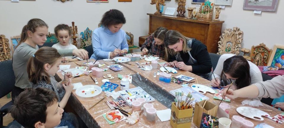 8 января в Музее истории города Симферополя прошел увлекательный мастер-класс по росписи деревянной лошадки 8 января в Музее истории города Симферополя прошел увлекательный мастер-класс по росписи деревянной лошадки