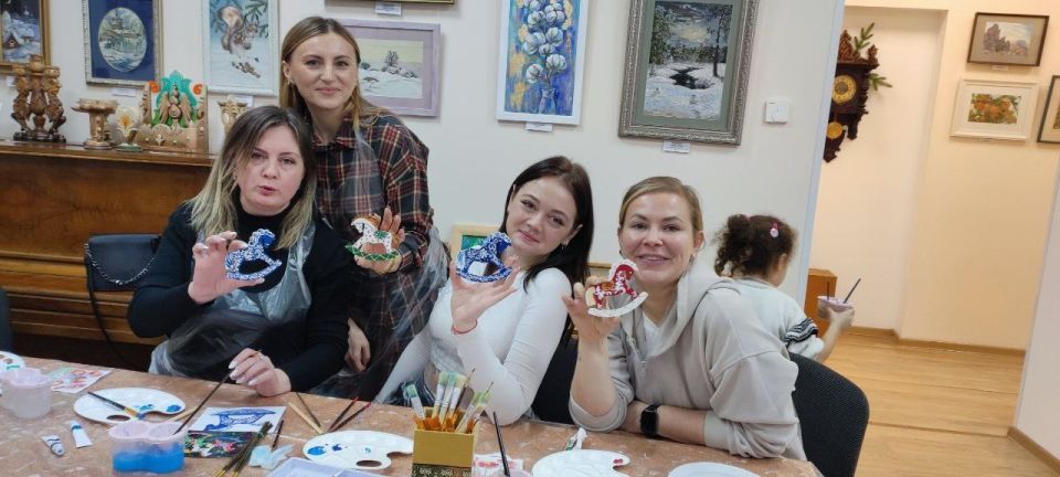 8 января в Музее истории города Симферополя прошел увлекательный мастер-класс по росписи деревянной лошадки