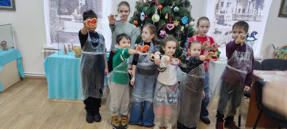 8 января в Музее истории города Симферополя прошел увлекательный мастер-класс по росписи деревянной лошадки 8 января в Музее истории города Симферополя прошел увлекательный мастер-класс по росписи деревянной лошадки