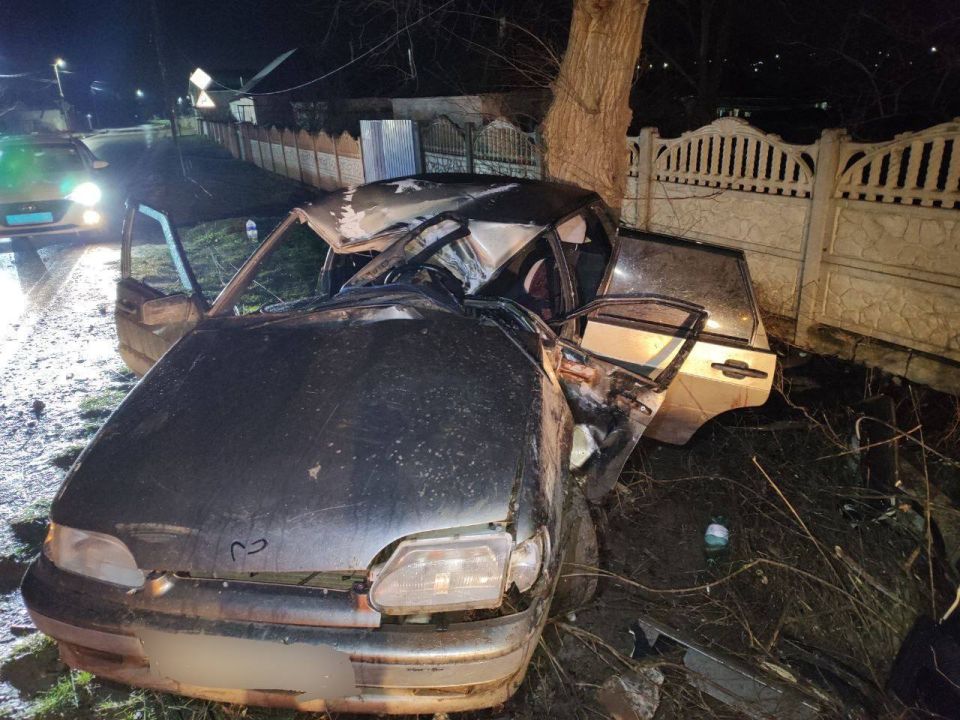 Несовершеннолетний водитель пострадал в аварии в Ленинском районе