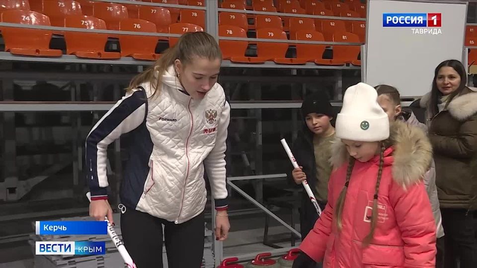 Сегодня в керченской школе зимних видов спорта пройдёт второй день бесплатных мастер-классов по кёрлингу