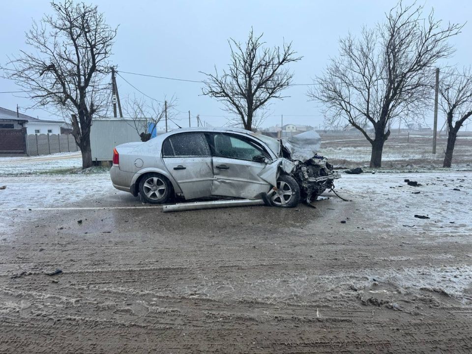Два автомобиля столкнулись на трассе в Крыму Два автомобиля столкнулись на трассе в Крыму
