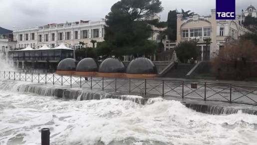 Кадры шторма на Черном море в Ялте