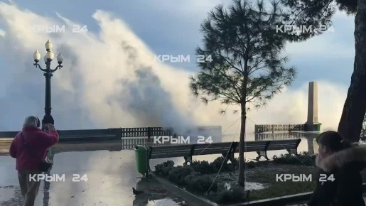 Сильные волны обрушились на набережную Ялты