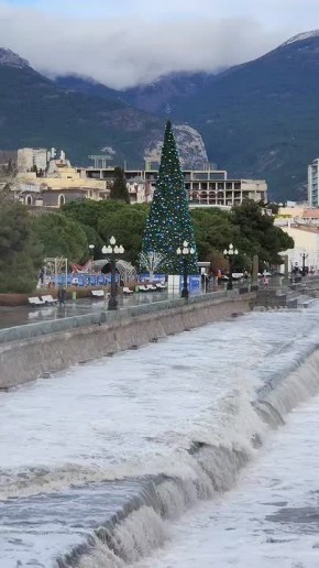 Огромные волны накрывают набережную в Ялте