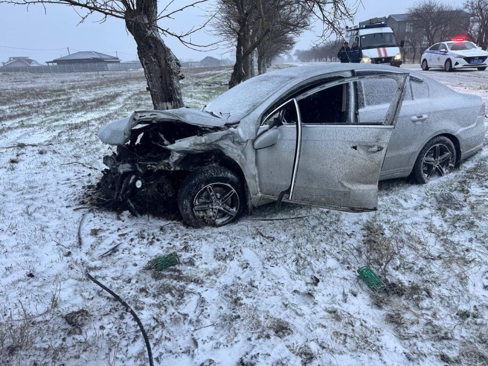 Два автомобиля столкнулись на трассе в Крыму Два автомобиля столкнулись на трассе в Крыму