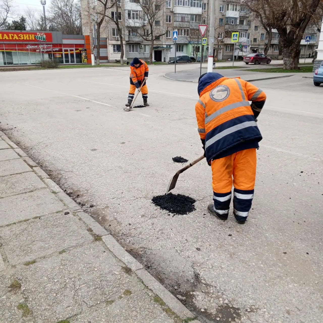 В Керчи залатали новые ямы на дорогах В Керчи залатали новые ямы на дорогах