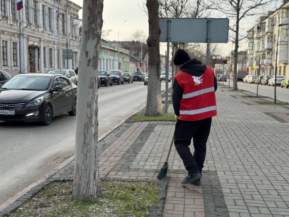Комплексная уборка улиц в Керчи не прекращается ни на день Комплексная уборка улиц в Керчи не прекращается ни на день