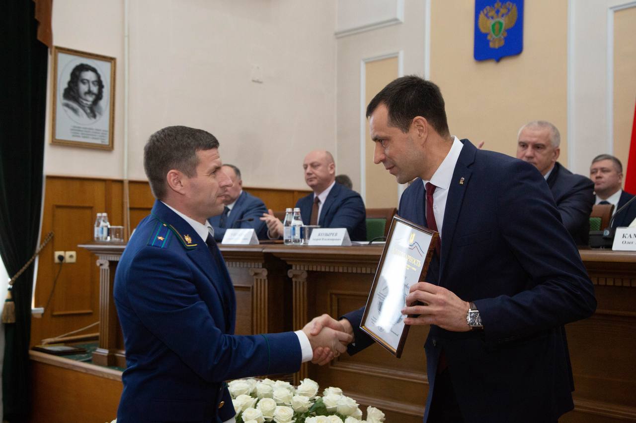 В Симферополе прошло торжественное собрание, посвящённое Дню работника прокуратуры Российской Федерации В Симферополе прошло торжественное собрание, посвящённое Дню работника прокуратуры Российской Федерации