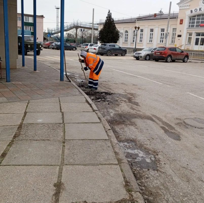 В Керчи залатали новые ямы на дорогах В Керчи залатали новые ямы на дорогах