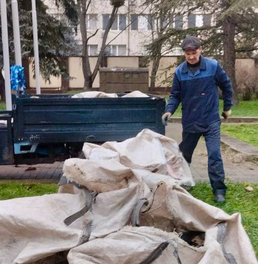 Порядка 150 кубометров мусора было вывезено с территории парков и скверов за 12 дней новогодних каникул Порядка 150 кубометров мусора было вывезено с территории парков и скверов за 12 дней новогодних каникул