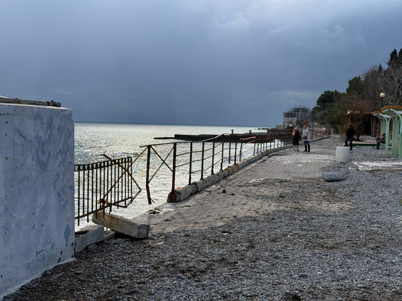 В Ялте начали устранять последствия сильного шторма В Ялте начали устранять последствия сильного шторма