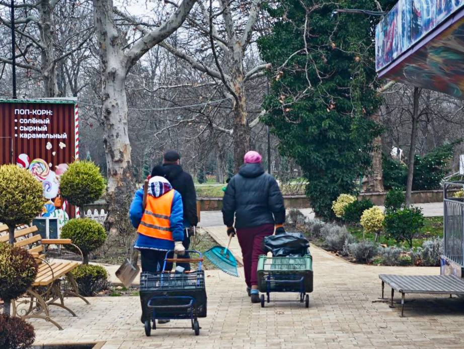 Порядка 150 кубометров мусора было вывезено с территории парков и скверов за 12 дней новогодних каникул Порядка 150 кубометров мусора было вывезено с территории парков и скверов за 12 дней новогодних каникул