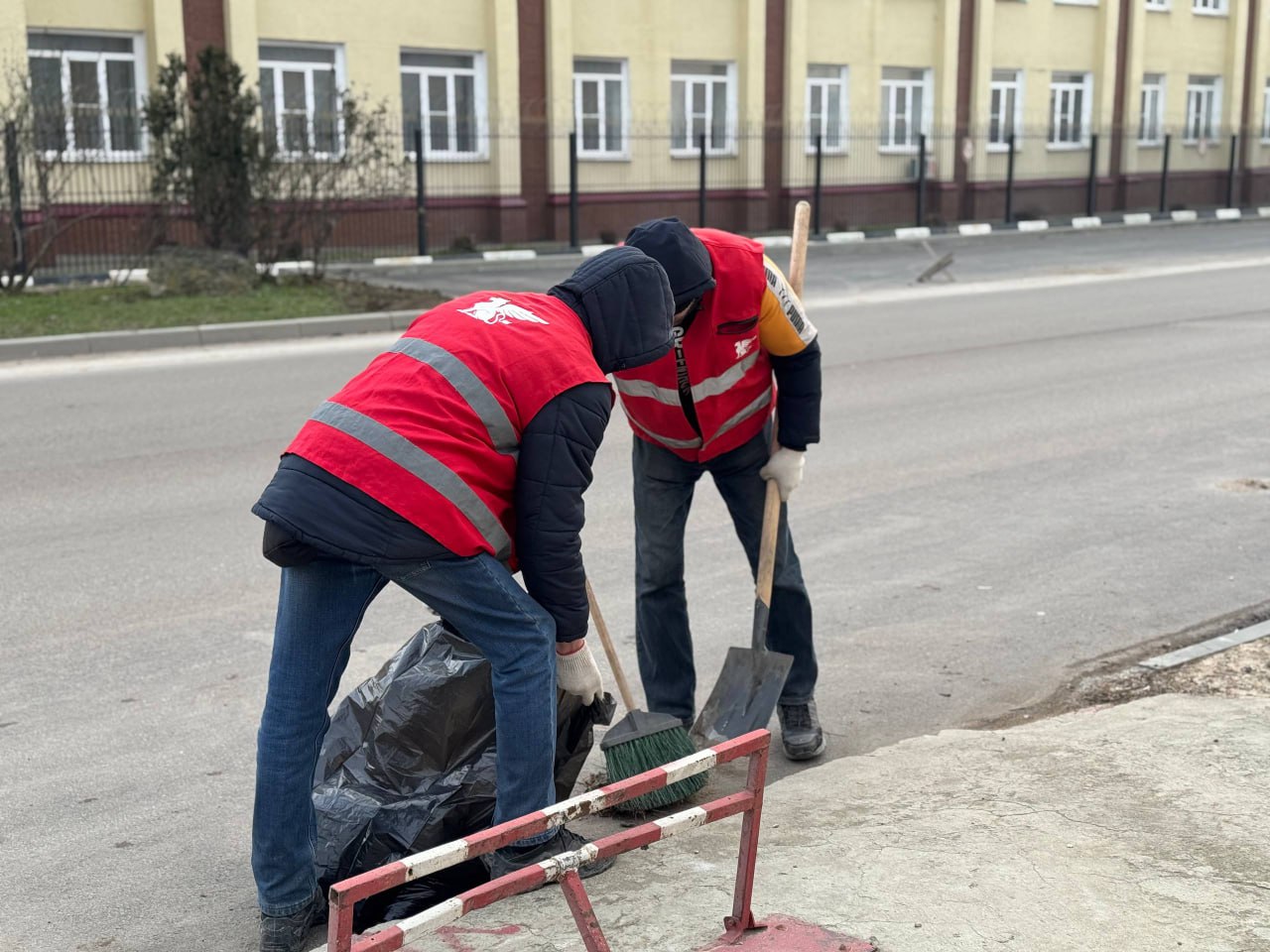 Комплексная уборка улиц в Керчи не прекращается ни на день Комплексная уборка улиц в Керчи не прекращается ни на день