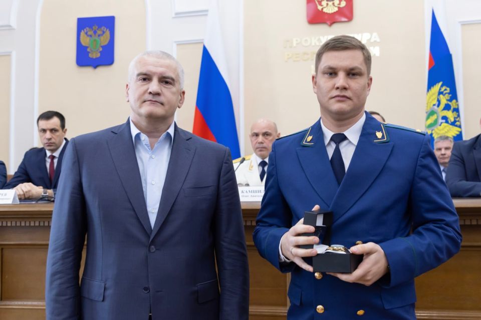 Сергей Аксёнов: Прокуратура – один из ключевых институтов государственной власти, важная основа правовой системы страны Сергей Аксёнов: Прокуратура – один из ключевых институтов государственной власти, важная основа правовой системы страны