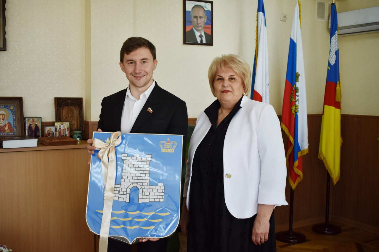 Галина Огнёва: Искренне поздравляю сенатора Совета Федерации Федерального собрания Российской Федерации от законодательной власти Республики Крым Сергея Александровича Карякина с Днём рождения!