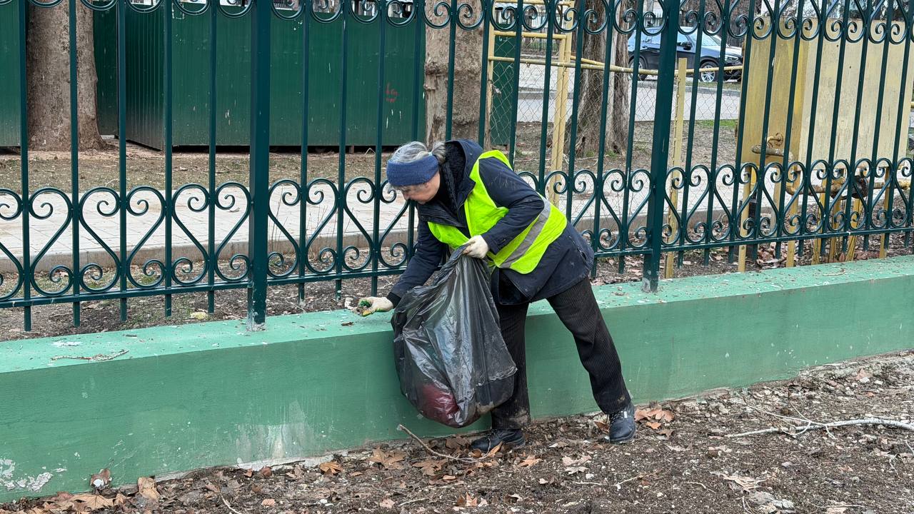 Порядка 150 кубометров мусора было вывезено с территории парков и скверов за 12 дней новогодних каникул Порядка 150 кубометров мусора было вывезено с территории парков и скверов за 12 дней новогодних каникул