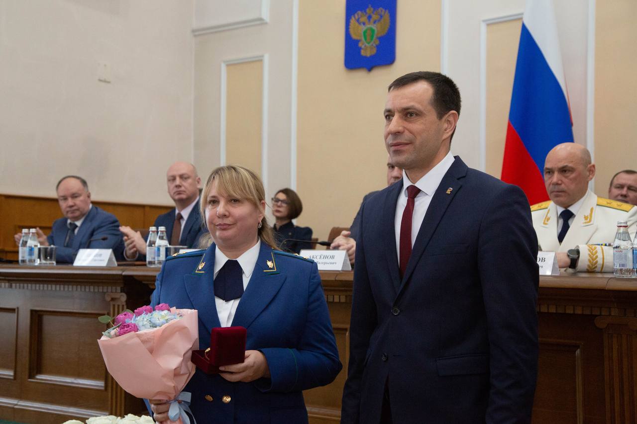 В Симферополе прошло торжественное собрание, посвящённое Дню работника прокуратуры Российской Федерации В Симферополе прошло торжественное собрание, посвящённое Дню работника прокуратуры Российской Федерации