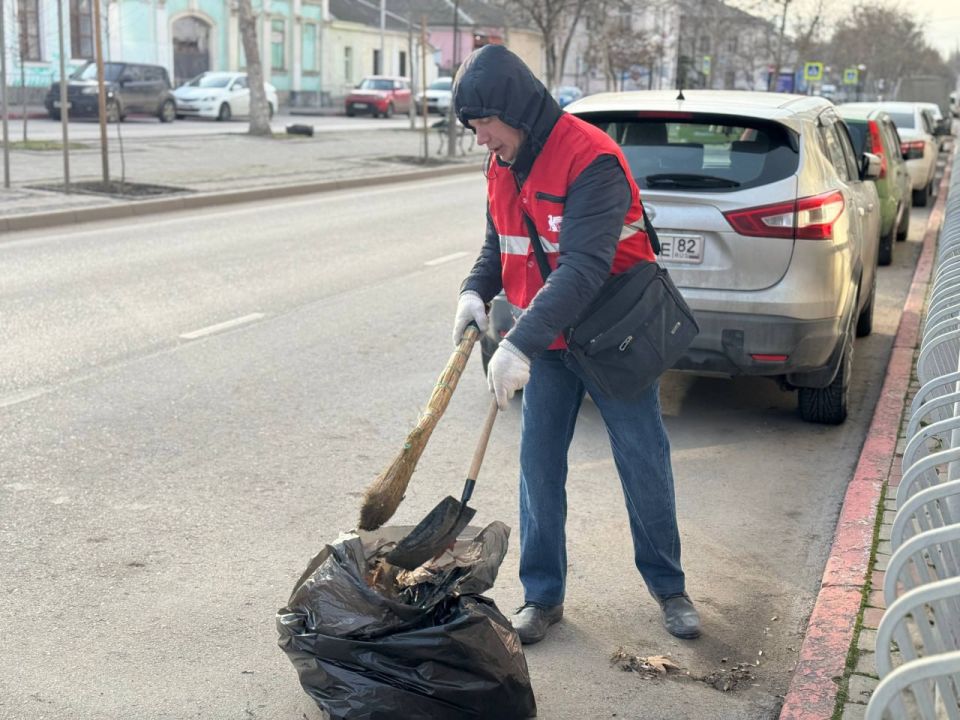 Комплексная уборка улиц в Керчи не прекращается ни на день Комплексная уборка улиц в Керчи не прекращается ни на день