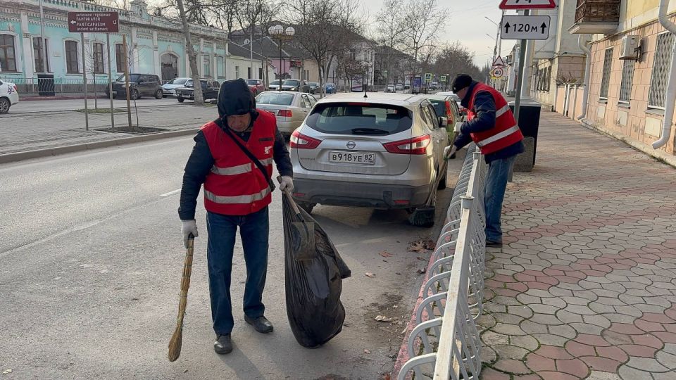 Комплексная уборка улиц в Керчи не прекращается ни на день Комплексная уборка улиц в Керчи не прекращается ни на день