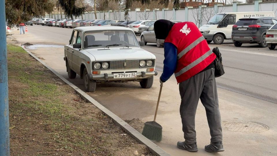 Комплексная уборка улиц в Керчи не прекращается ни на день Комплексная уборка улиц в Керчи не прекращается ни на день