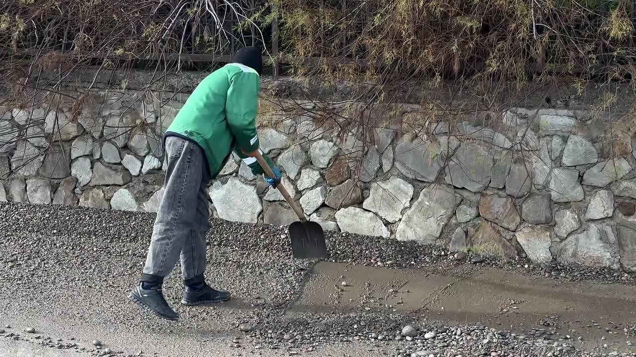 В Ялте начали устранять последствия сильного шторма