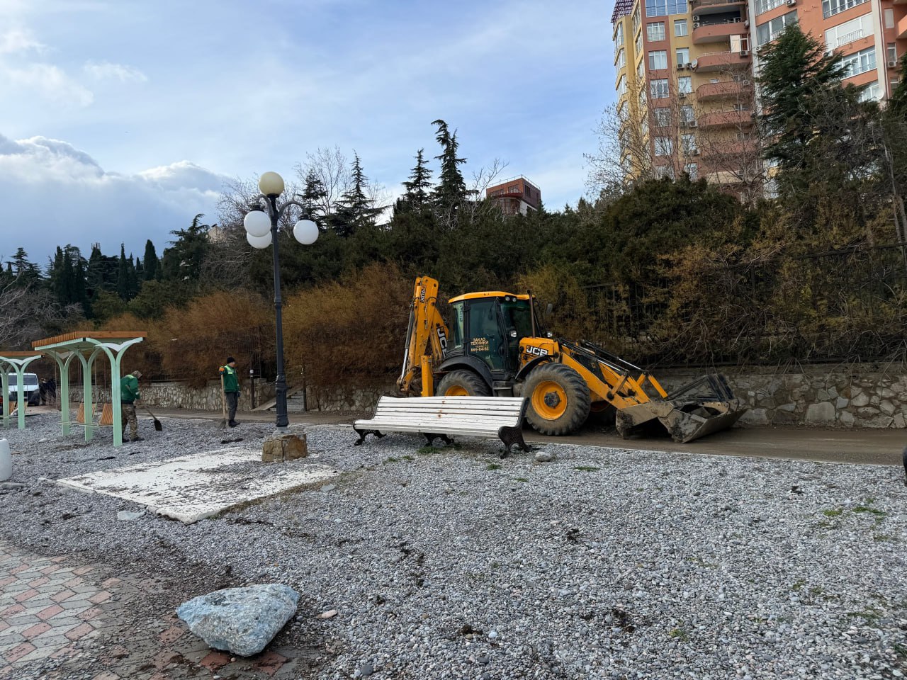 В Ялте проводят уборку территорий после шторма В Ялте проводят уборку территорий после шторма