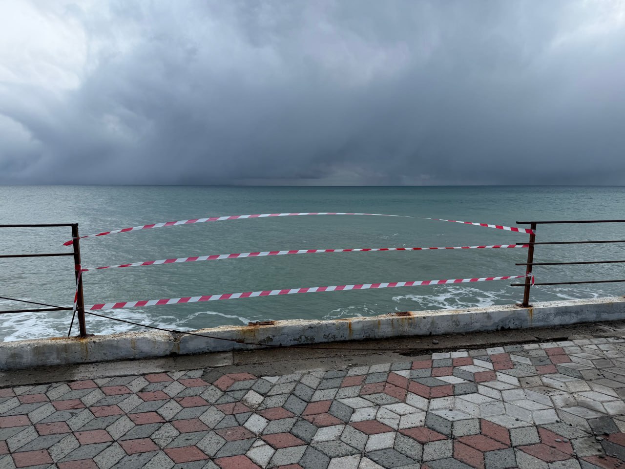 В Ялте начали устранять последствия сильного шторма В Ялте начали устранять последствия сильного шторма