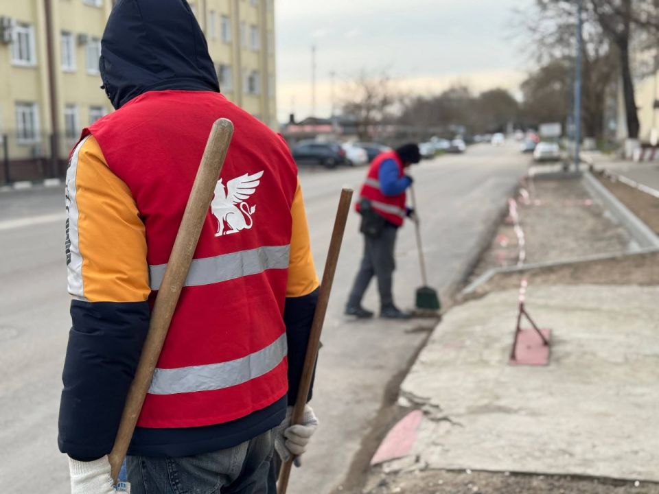 Комплексная уборка улиц в Керчи не прекращается ни на день