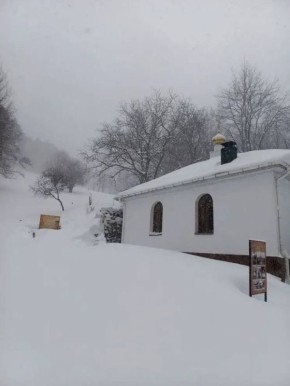Дорога к монастырю в честь Косьмы и Дамиана в Алуште закрыта из-за подтопления