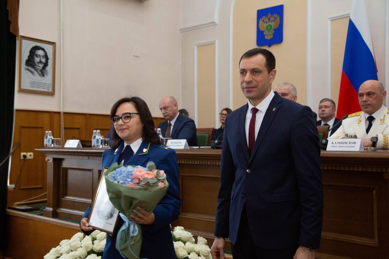 В Симферополе прошло торжественное собрание, посвящённое Дню работника прокуратуры Российской Федерации В Симферополе прошло торжественное собрание, посвящённое Дню работника прокуратуры Российской Федерации