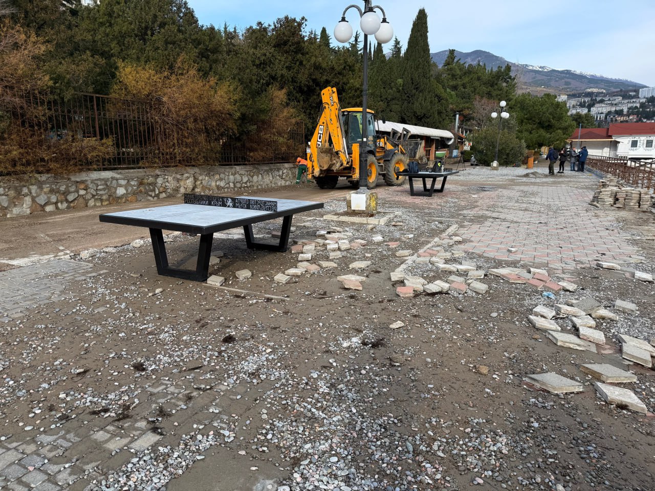 В Ялте проводят уборку территорий после шторма