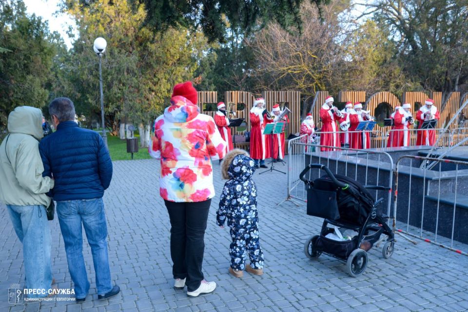 ФОТОФАКТ: В преддверии Старого Нового года духовой оркестр Евпаторийского центра культуры и досуга порадовал горожан необычным выступлением ФОТОФАКТ: В преддверии Старого Нового года духовой оркестр Евпаторийского центра культуры и досуга порадовал горожан необычным выступлением