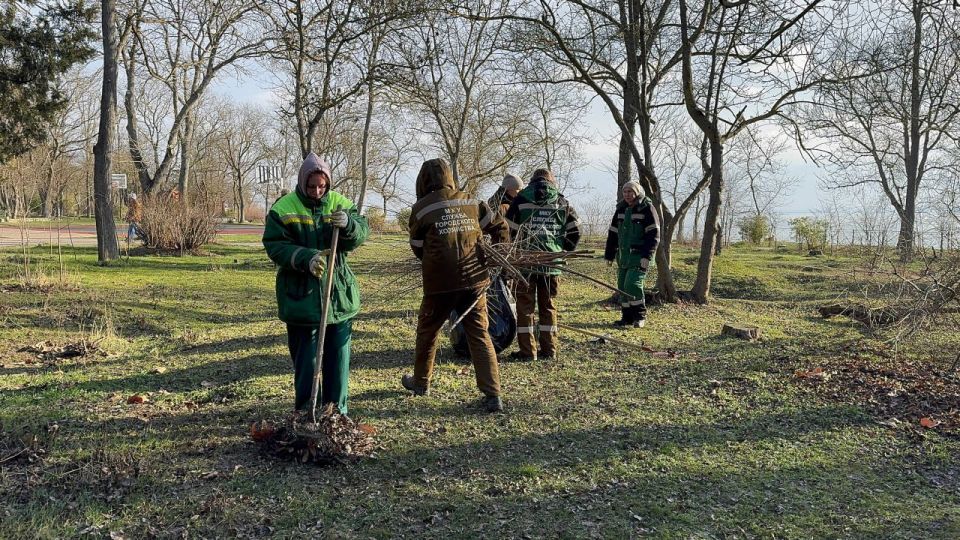 Уход за зелеными насаждениями Керчи не прекращается ни на день Уход за зелеными насаждениями Керчи не прекращается ни на день