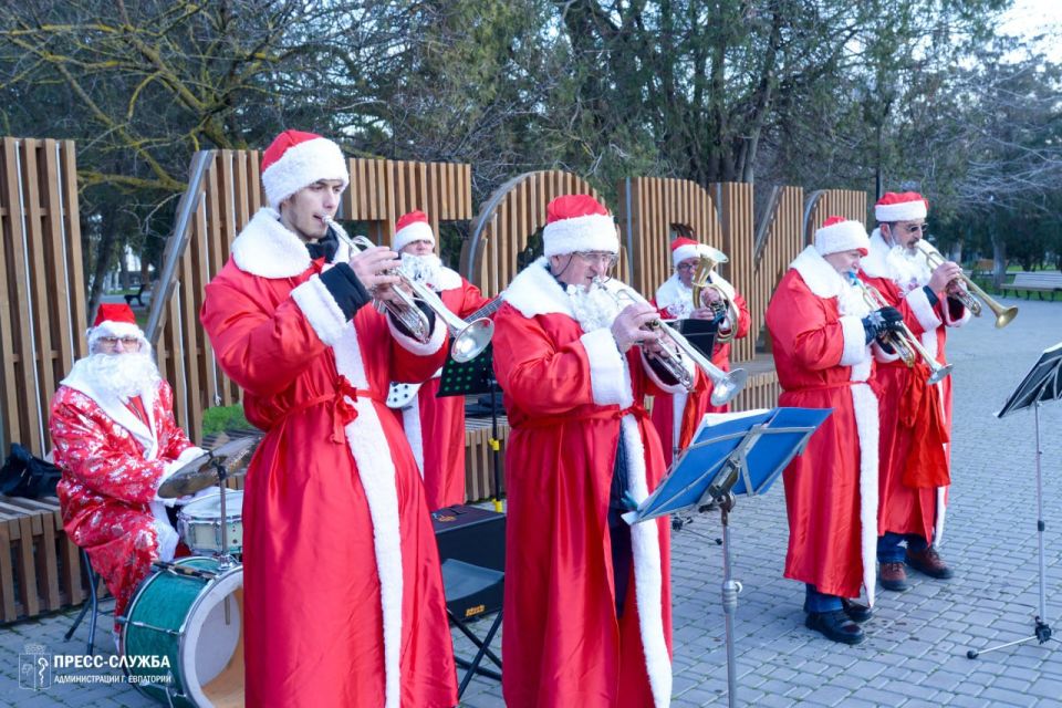 ФОТОФАКТ: В преддверии Старого Нового года духовой оркестр Евпаторийского центра культуры и досуга порадовал горожан необычным выступлением ФОТОФАКТ: В преддверии Старого Нового года духовой оркестр Евпаторийского центра культуры и досуга порадовал горожан необычным выступлением