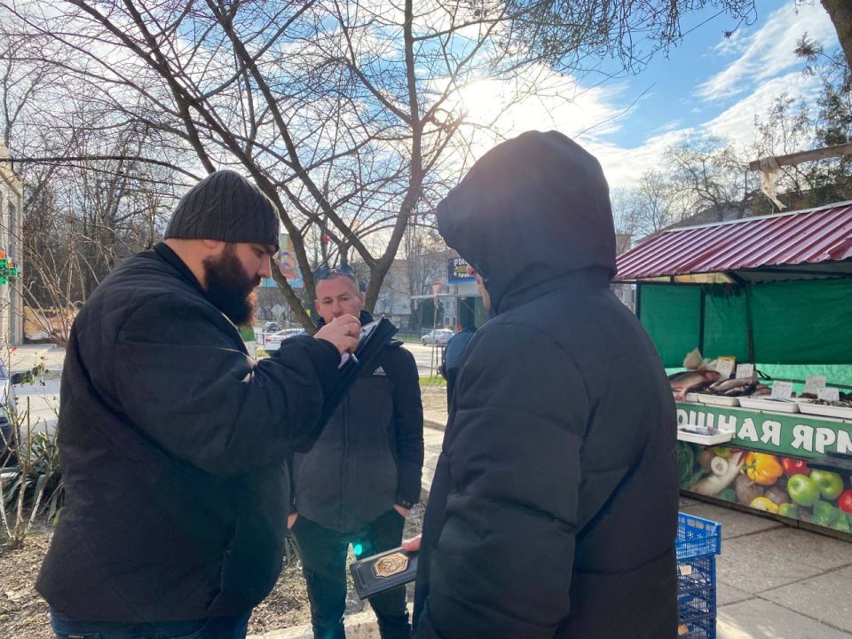 Сотрудники управления муниципального контроля возобновили профилактические рейды по пресечению незаконной торговли Сотрудники управления муниципального контроля возобновили профилактические рейды по пресечению незаконной торговли